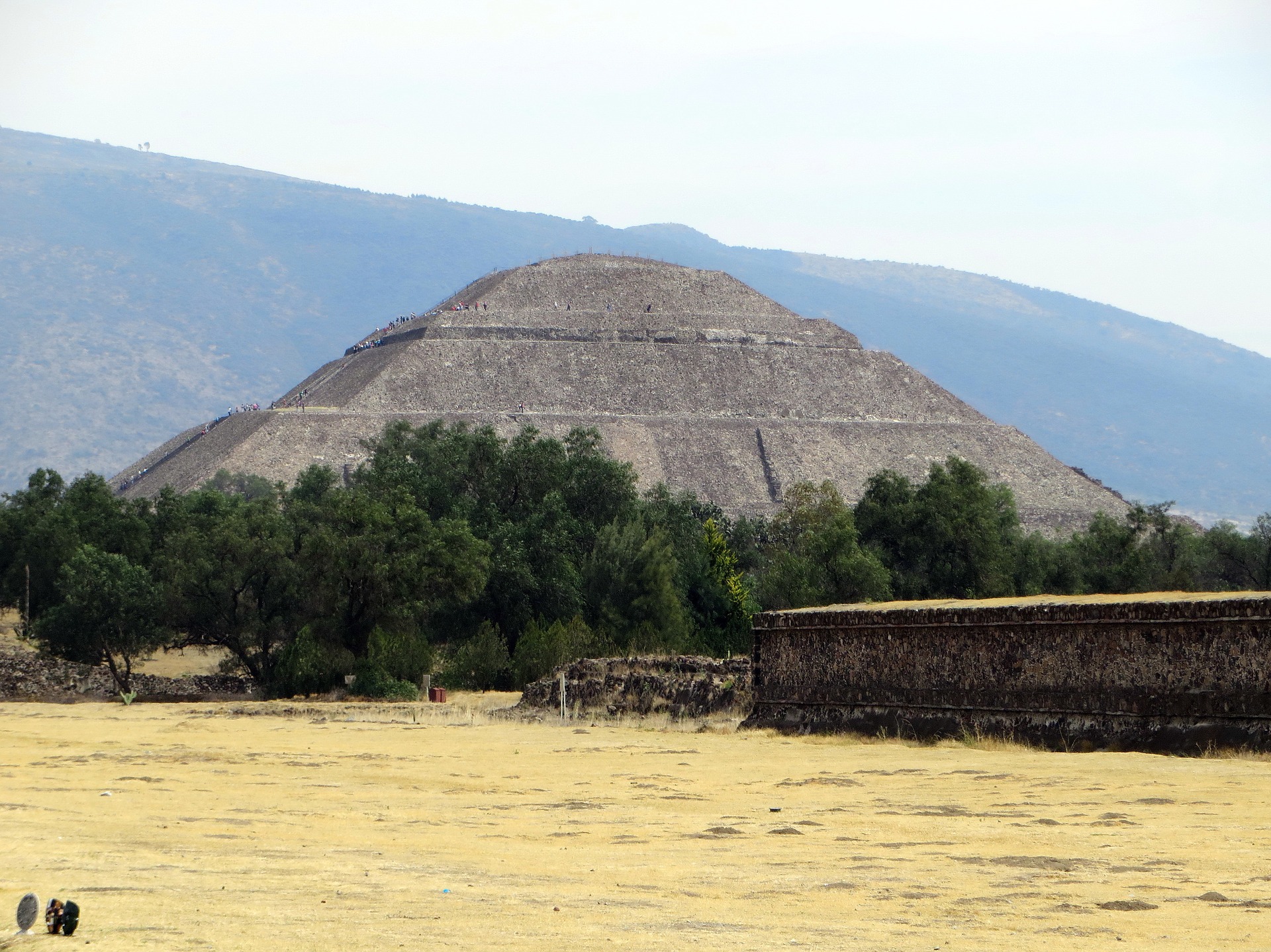 Solpyramiden bader i sol